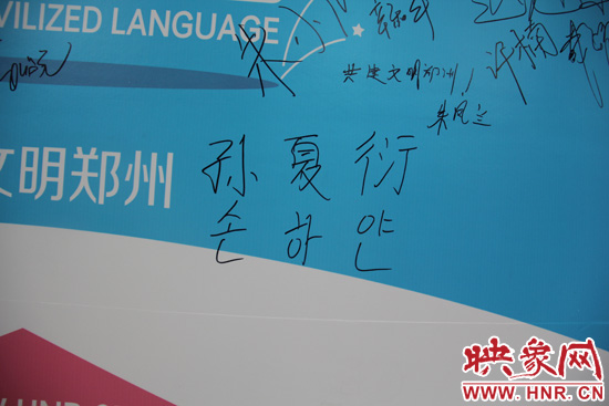 六旬大媽寄語(yǔ)“共建文明鄭州”