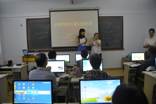 擁有18萬(wàn)粉絲的網(wǎng)絡(luò)紅人、78歲的QQ奶奶張秀麗也來(lái)到網(wǎng)絡(luò)課堂