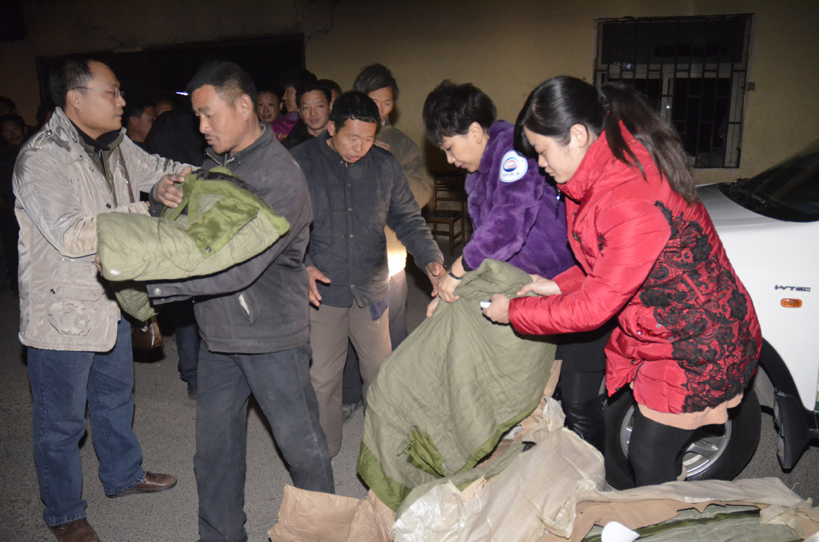 寒冬夜河南交廣主持人為農(nóng)民工送棉衣