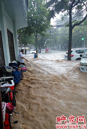 雨中救人。