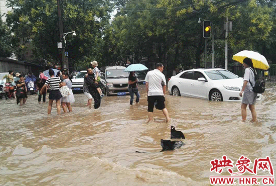 街頭積水。