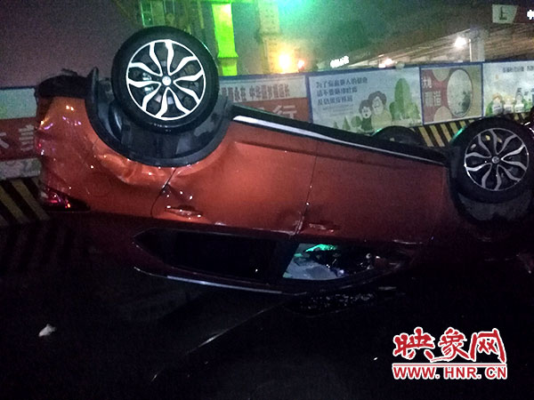 事故現(xiàn)場，轎車四腳朝天