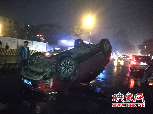 事故現(xiàn)場，轎車四腳朝天