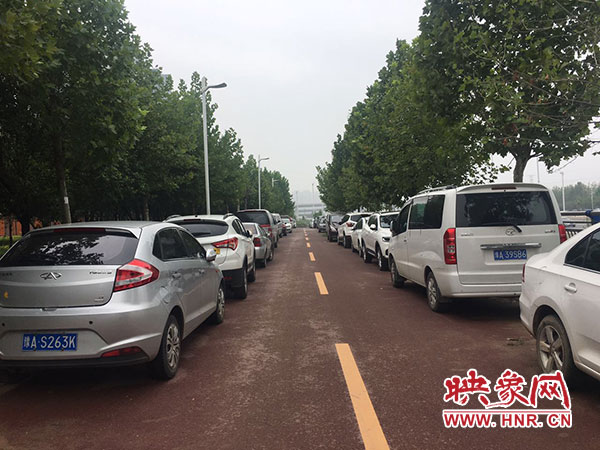 西三環(huán)生態(tài)廊道隔離樁被破壞，自行車道變成了停車場