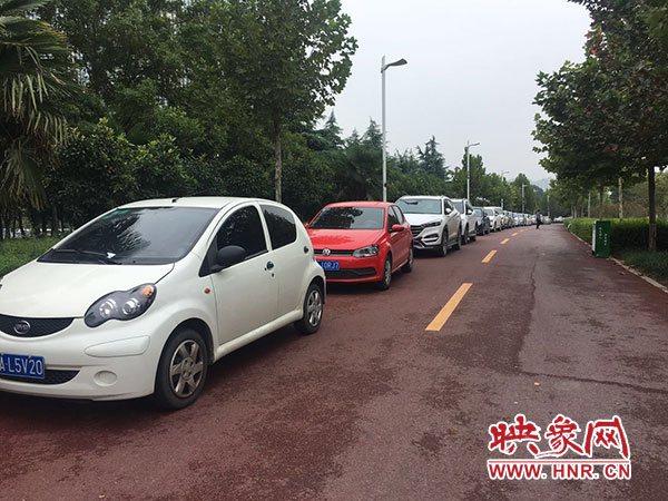 西三環(huán)生態(tài)廊道隔離樁被破壞，自行車道變成了停車場