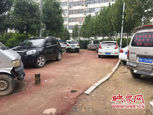 西三環(huán)生態(tài)廊道隔離樁被破壞，自行車道變成了停車場