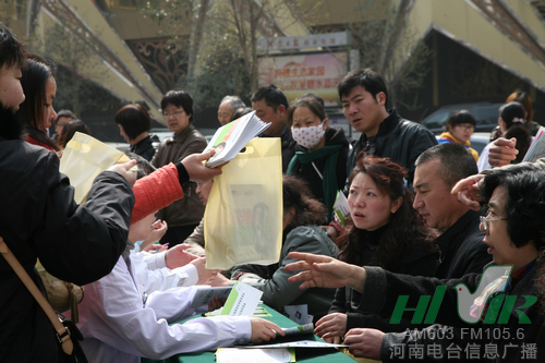 信息廣播工作人員派發(fā)紀念品