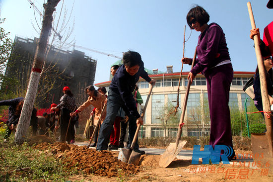 信息廣播總監(jiān)李金鋒與《老朋友》主持人曉雨參與植樹活動(dòng)