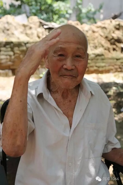 老兵身子骨不行了，九十多歲了……也許軍禮不那么標(biāo)準(zhǔn)了，但是這一幕還是感動(dòng)到了我們……