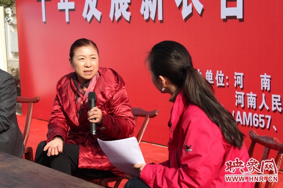 省衛(wèi)生廳副廳長(zhǎng)秦省現(xiàn)場(chǎng)就村民遇到的就醫(yī)問(wèn)題答疑解惑