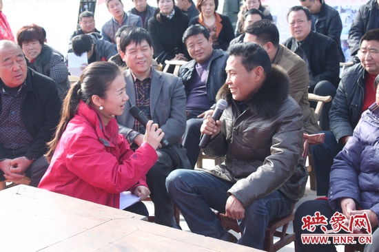 享受過大病救助的腎病透析病人田恩光（右一）介紹說，參加新農(nóng)和后，現(xiàn)在每次透析治療只需要自費三塊多