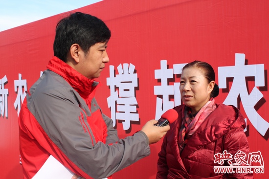 活動結(jié)束后，省衛(wèi)生廳副廳長秦省就近幾年我省新參合參保情況接受河南電臺新聞廣播記者采訪