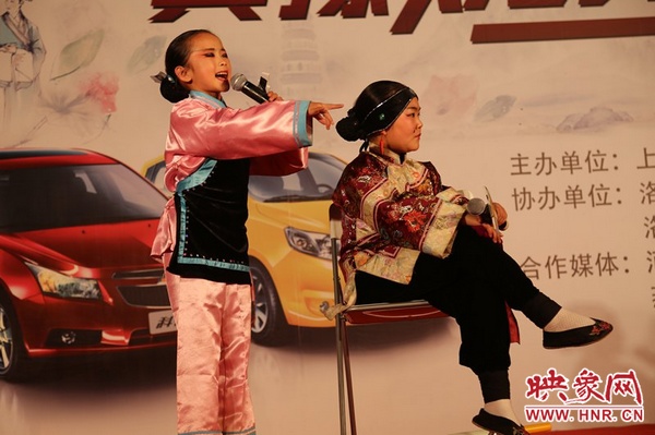兩個(gè)小演員的表演活潑，惹得觀眾連連叫好。