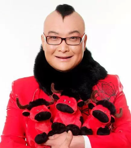 范軍：河南省曲藝家協(xié)會(huì)主席、河南省歌舞劇院副院長(zhǎng)、中國(guó)曲藝最高獎(jiǎng)牡丹獎(jiǎng)獲得者、著名相聲表演藝術(shù)家。