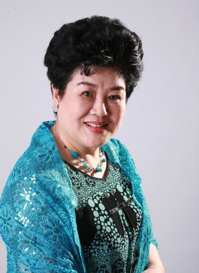 王希玲：著名豫劇表演藝術(shù)家、中國(guó)戲劇梅花獎(jiǎng)獲得者、全國(guó)十大杰出青年、曾多次登上央視春晚的舞臺(tái)。