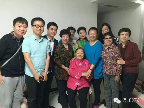 娛樂976采訪前，馬金鳳先生不厭其煩，熱情地與采錄組人員一眾合影