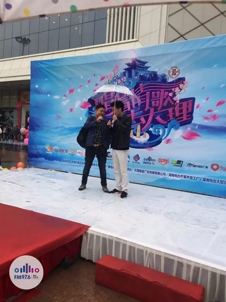 這位男士向遠在家鄉(xiāng)的妻子隔空表白，勇氣真是大大的，您對妻子的愛，已經(jīng)超越萬水千山。