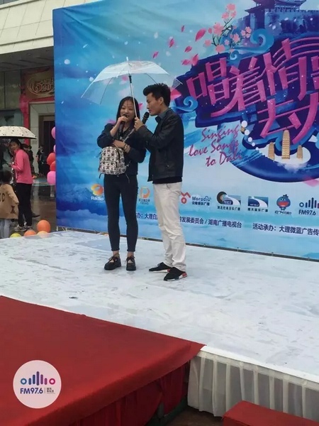 這是一位在校大學(xué)校，暗暗的喜歡純純的愛。