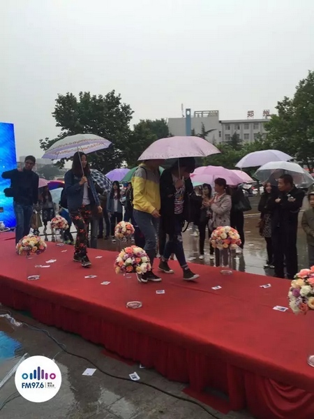 　　好友從屏幕后面走出來，他們特意從陜西、平頂山趕來為兩人送出祝福。