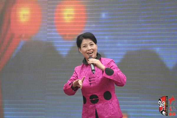 著名曲劇表演藝術(shù)家、中國戲劇梅花獎獲得者方素珍演唱曲劇《風(fēng)雪配》選段“今日是我出閨的前一天晚上”
