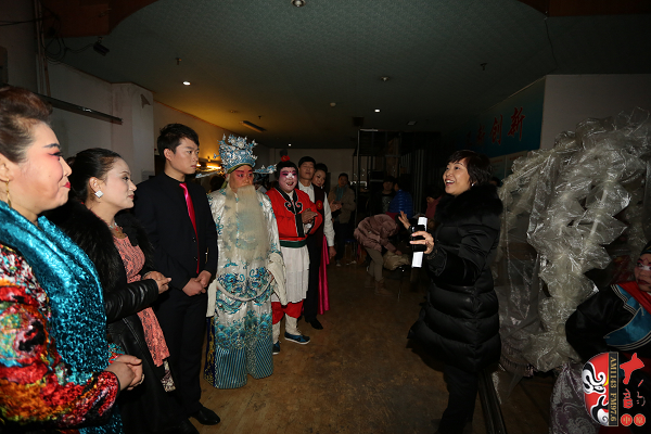 河南電臺戲曲廣播總監(jiān)木子在后臺為十大票友加油鼓勁,同時再次強調比賽細則 河南電臺戲曲廣播總監(jiān)木子在后臺為十大票友加油鼓勁,同時再次強調比賽細則