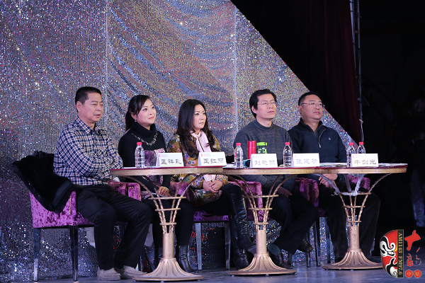 評委(左起):著名豫劇表演藝術家、河南省曲劇團團長孟祥禮,著名豫劇表演藝術家、中國戲劇梅花獎二度 評委(左起):著名豫劇表演藝術家、河南省曲劇團團長孟祥禮,著名豫劇表演藝術家、中國戲劇梅花獎二度