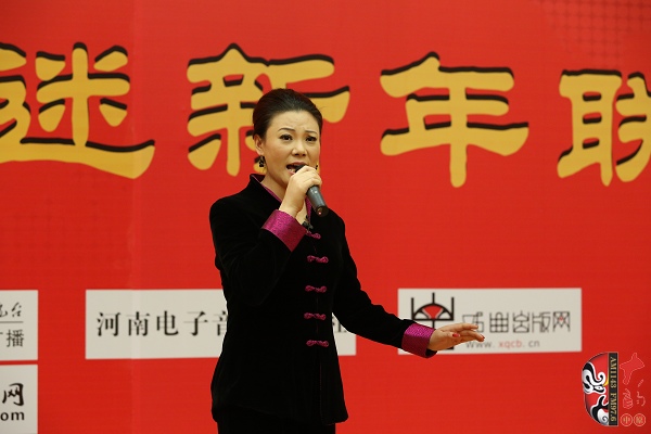戲曲廣播主持人王唯、曉琴、丁蘭、李鋮及鄭州市曲劇團(tuán)優(yōu)秀演員張娜共同表演的小品《賣鞋》