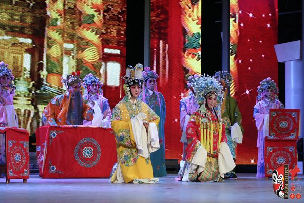 詹貴妃 票友袁春玲(左)飾演