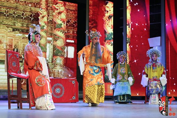 唐王 票友翟浩亮(中)飾演