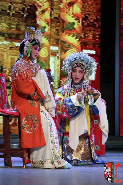 詹貴妃 票友閆廷菊(左)飾演   銀屏公主 李戰(zhàn)勝(右)飾演