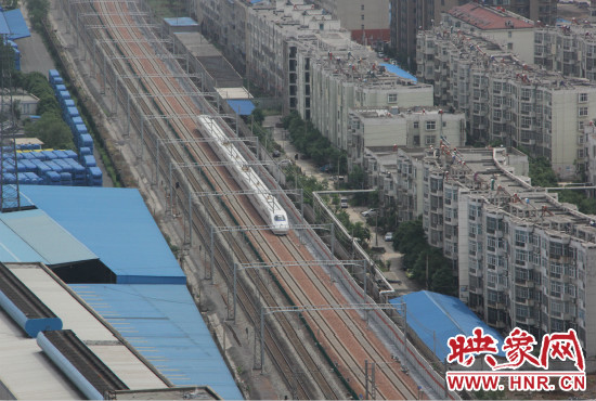 4日上午8點(diǎn)10分，隨著一聲汽笛長(zhǎng)鳴，一列“子彈頭”列車緩緩駛出鄭州車站。