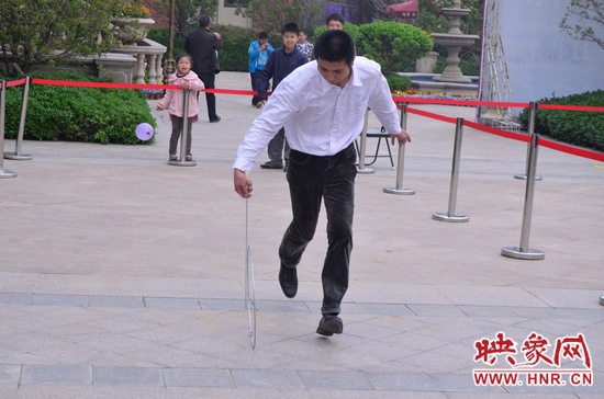 說是比賽，其實就是活力的釋放，就是開心的海洋，丟沙包、踢毽子、三人四足、滾鐵環(huán)等項目