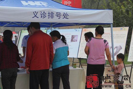 現(xiàn)場市民在義診排號處拿排號條