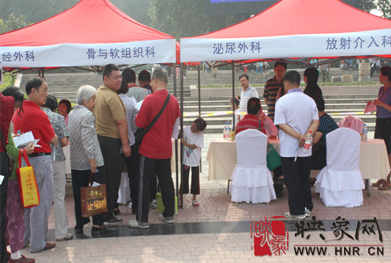 前來義診的市民排起了長隊
