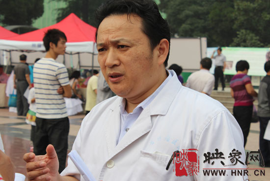 河南省腫瘤醫(yī)院副院長李印正在接受記者采訪