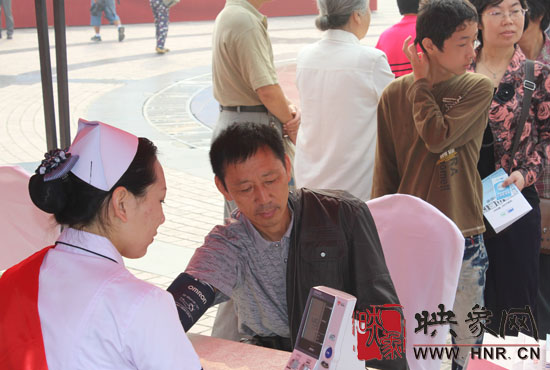 醫(yī)護人員為大家測量血壓