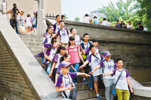 西安小雁塔景區(qū)內(nèi)，學(xué)生們正在古跡前合影留念