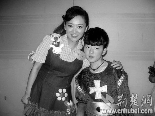 楊光參加央視節(jié)目表演時(shí)，同主持人月亮姐姐合影