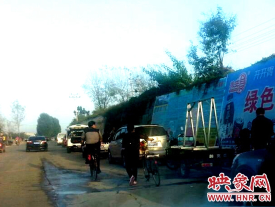 灌水車(chē)輛排成隊(duì)