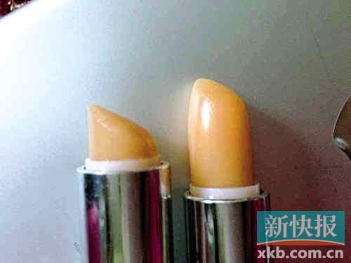 ■蘇小姐將其在專柜和聚美優(yōu)品購買的伊麗莎白雅頓唇膏對(duì)比，產(chǎn)品包裝和唇膏顏色明顯不同。