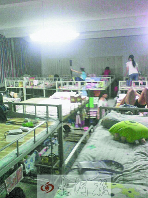 住在電教室里的女生們，擁擠不堪。