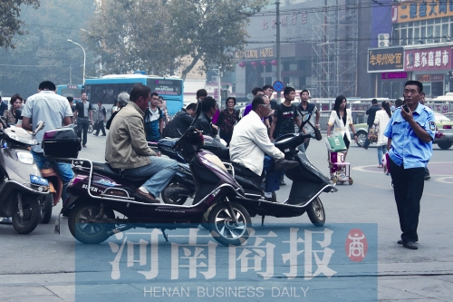 　火車站廣場(chǎng)北側(cè)，幾輛摩的正在等客