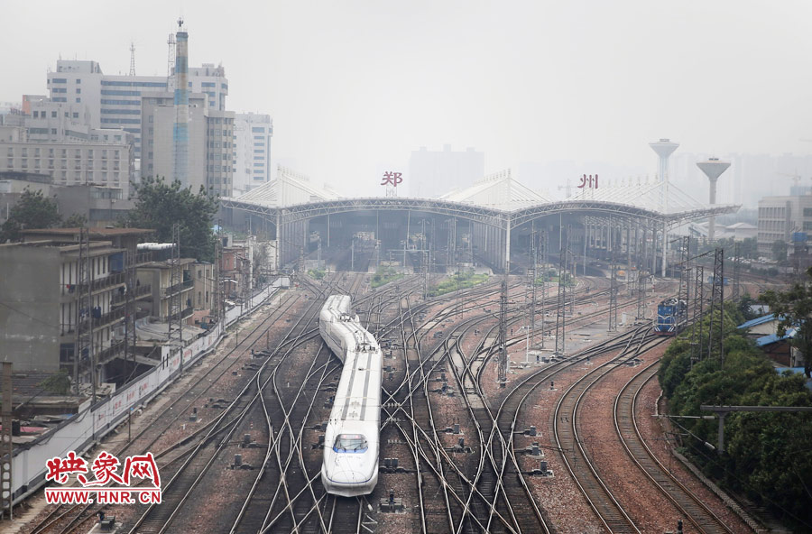 6月26日,一列鄭焦動(dòng)車緩緩駛出鄭州火車站