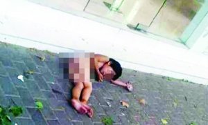大熱天，小女孩赤身躺在馬路上