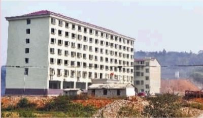  10月23日，長沙市岳麓區(qū)蓮花鎮(zhèn)云蓋村村委會的辦公大樓。  實習(xí)記者 李健 攝