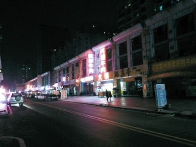 3月11日，掃黃后晚上8點(diǎn)天鵝湖路冷清的街道。以前，這里都是人和車(chē)輛，街邊站滿(mǎn)了小姐。新京報(bào)記者 林野 攝