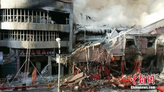 2015年1月3日，哈爾濱市道外區(qū)太古街著火塌方現(xiàn)場，火又燒了起來