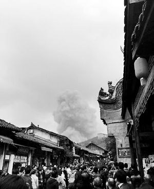 成都龍泉驛區(qū)洛帶古鎮(zhèn)的游客拍到爆炸瞬間濃煙滾滾。
