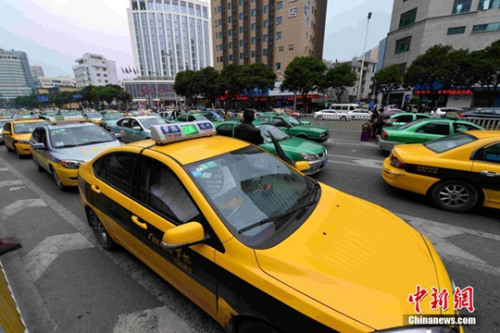 1月17日，福州華榕出租車公司期下的出租車在街頭候客。