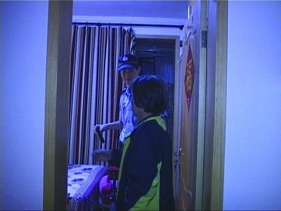 民警幫老人檢查沒發(fā)現(xiàn)有炸彈。